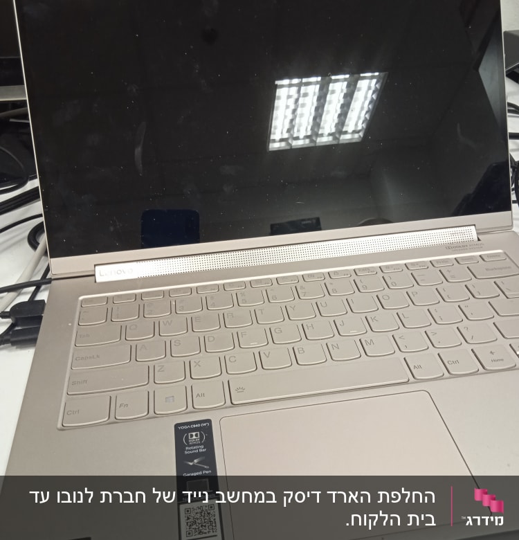 מחשב נייד עם מדבקות אינטל וגרפיקה